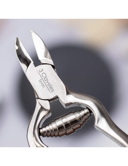 Nail Nipper with anchorage