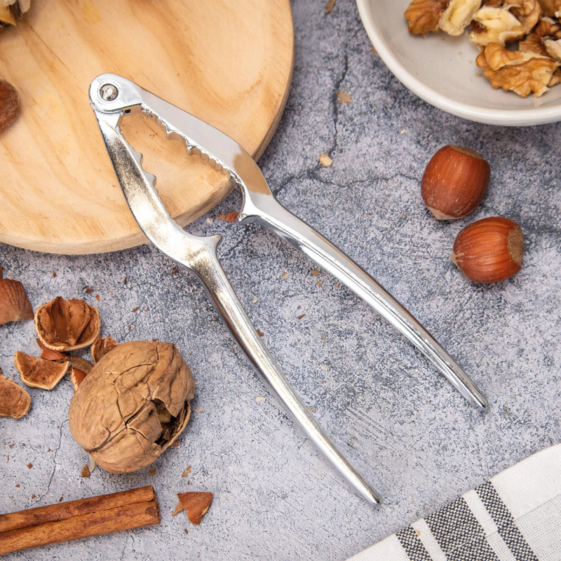 Chrome-Plated Nutscracker | 3 Claveles