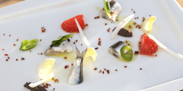Bocados de bodega: anchoa, tomate y verdura