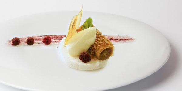 Crujiente de manzana con albaricoque y almendra
